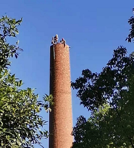 煙囪拆除公司:綠色拆除,助力城市環(huán)境升級